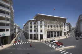 Image du Maroc Professionnelle de  Au centre l'immeuble de la Banque du Maroc située entre l'avenue HassanII à gauche et la rue Driss Lahrizi à droite, construite par Edmond Brion vers 1937, son œuvre est considérée comme la plus aboutis du style " néo-marocain " dont la façade est joliment rythmée par une grille aux motifs géométriques, de losanges d’inspiration Almohade. A gauche l’immeuble de l'ONA, (ex garage Citroën, qui comportait dans les années 1930 que deux étages), Lundi 6 Juillet 2009. L'Actuel Avenue Hassan II (ex Général d'Amade) était l'ancienne route des Oulad Harriz, qui reliait Casablanca avec l'hinterland jadis est un important axe routier, prenant son départ de la place des Nations Unies, elle rejoint le Boulevard Abdelmoumen, puis se bifurque à sa fin en direction du sud-ouest de la ville dans plusieurs directions, Lundi 6 Juillet 2009. (Photo / Abdeljalil Bounhar) 